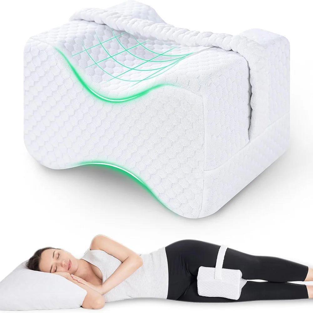 Coussin genoux ergonomique blanc avec sangle ; femme dormant sur le côté avec le coussin placé entre les jambes.