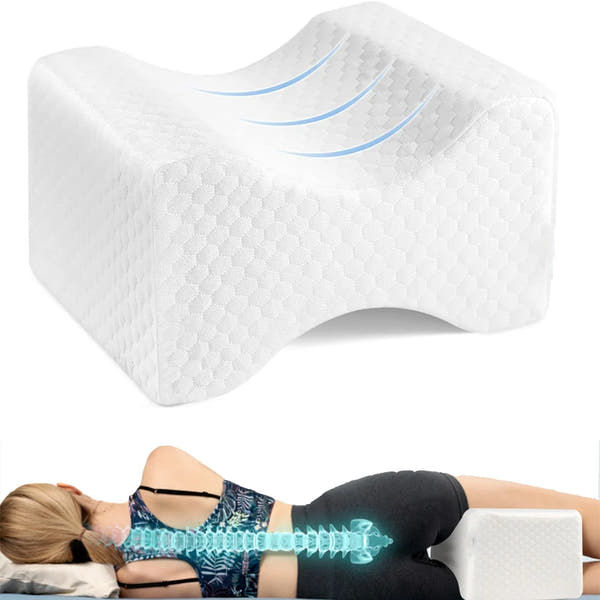 Coussin genoux ergonomique blanc en mousse ; femme dormant sur le côté avec le coussin placé entre les genoux et schéma d’alignement visible.