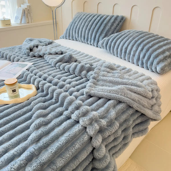 Plaid sherpa ultra-doux bleu 150 × 200 cm — chaleur, texture épaisse et confort parfaits pour canapé, lit ou moments cocooning. Lavable en machine.