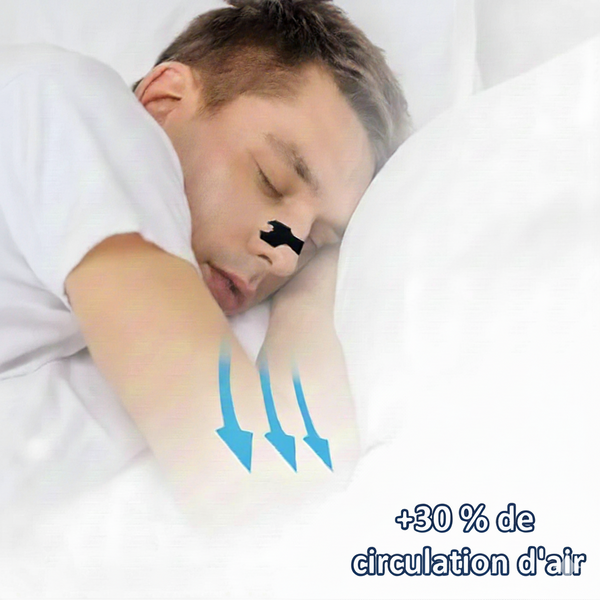 Homme endormi sur le côté ; flèches bleues illustrant l’augmentation du flux d’air et texte « +30 % de circulation d'air » indiquant une meilleure ventilation.