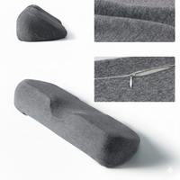 Coussin cervical ergonomique gris : profil anatomique, housse zippée amovible et gros plan sur la texture du tissu.