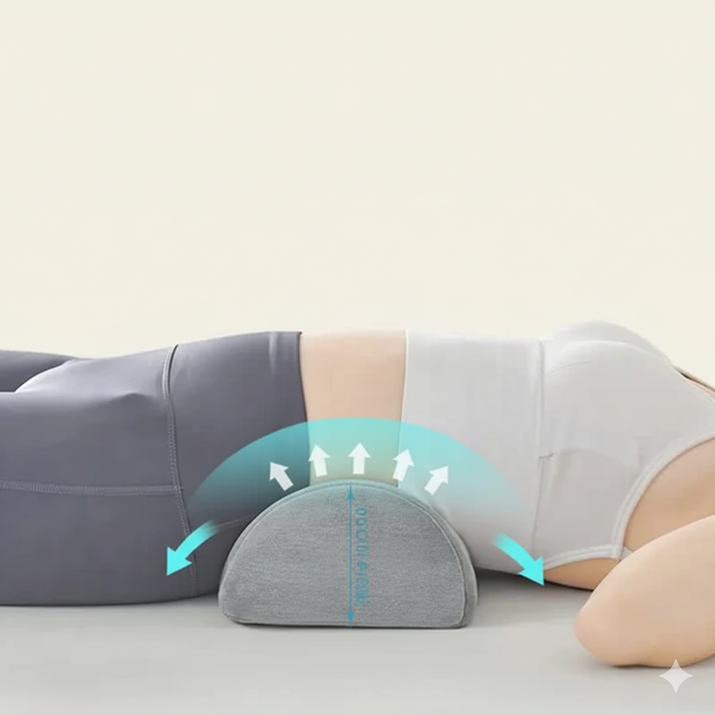 Personne allongée sur le ventre avec un coussin demi-lune sous le bas-ventre ; flèches illustrant surélévation et circulation d’air.