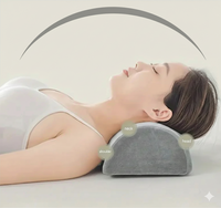 Personne allongée avec coussin demi-lune gris sous la nuque ; zones tête, cou et épaules mises en évidence.