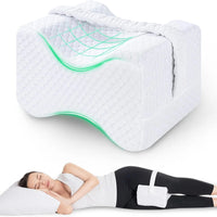 Coussin genoux ergonomique blanc avec sangle ; femme dormant sur le côté avec le coussin placé entre les jambes.
