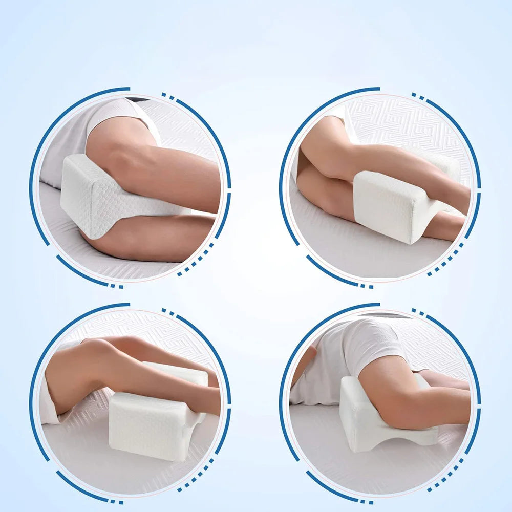 Quatre vignettes montrant l’utilisation d’un coussin genoux blanc en mousse placé entre les jambes pour différentes positions de sommeil latéral.