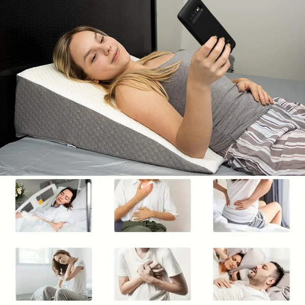 Femme appuyée sur un coussin incliné ergonomique gris (wedge) ; vignettes illustrant usages : sommeil, digestion, maintien du dos et lecture.