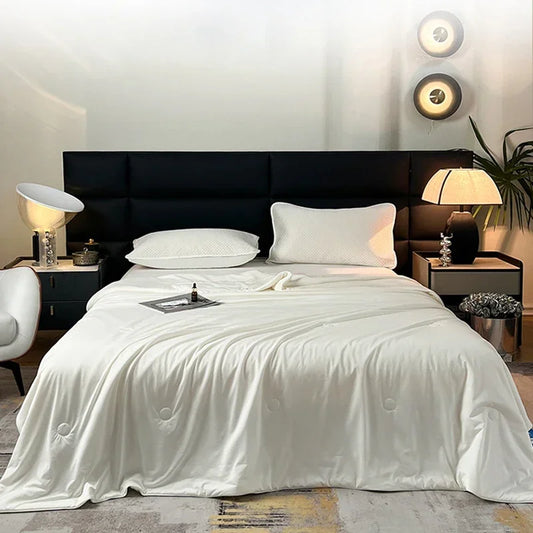 Couverture en soie glacée, légère et rafraîchissante — confort frais instantané pour des nuits plus reposantes.