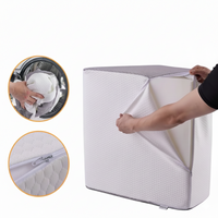 Housse zippée amovible blanche/grise pour coussin ; gros plan sur la fermeture éclair et l’illustration du lavage en machine.