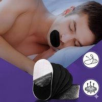 Homme endormi portant un patch adhésif noir sur la bouche ; au premier plan, un lot de patchs adhésifs empilés.