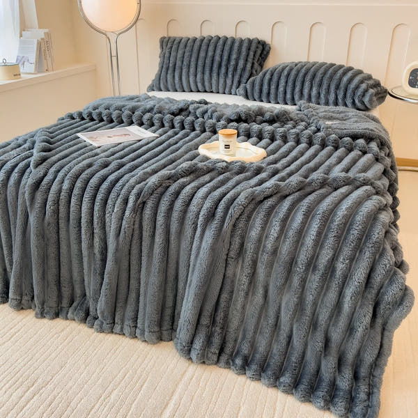 Plaid sherpa ultra-doux gris anthracite — chaleur, texture épaisse et confort parfaits pour canapé, lit ou moments cocooning. Lavable en machine.