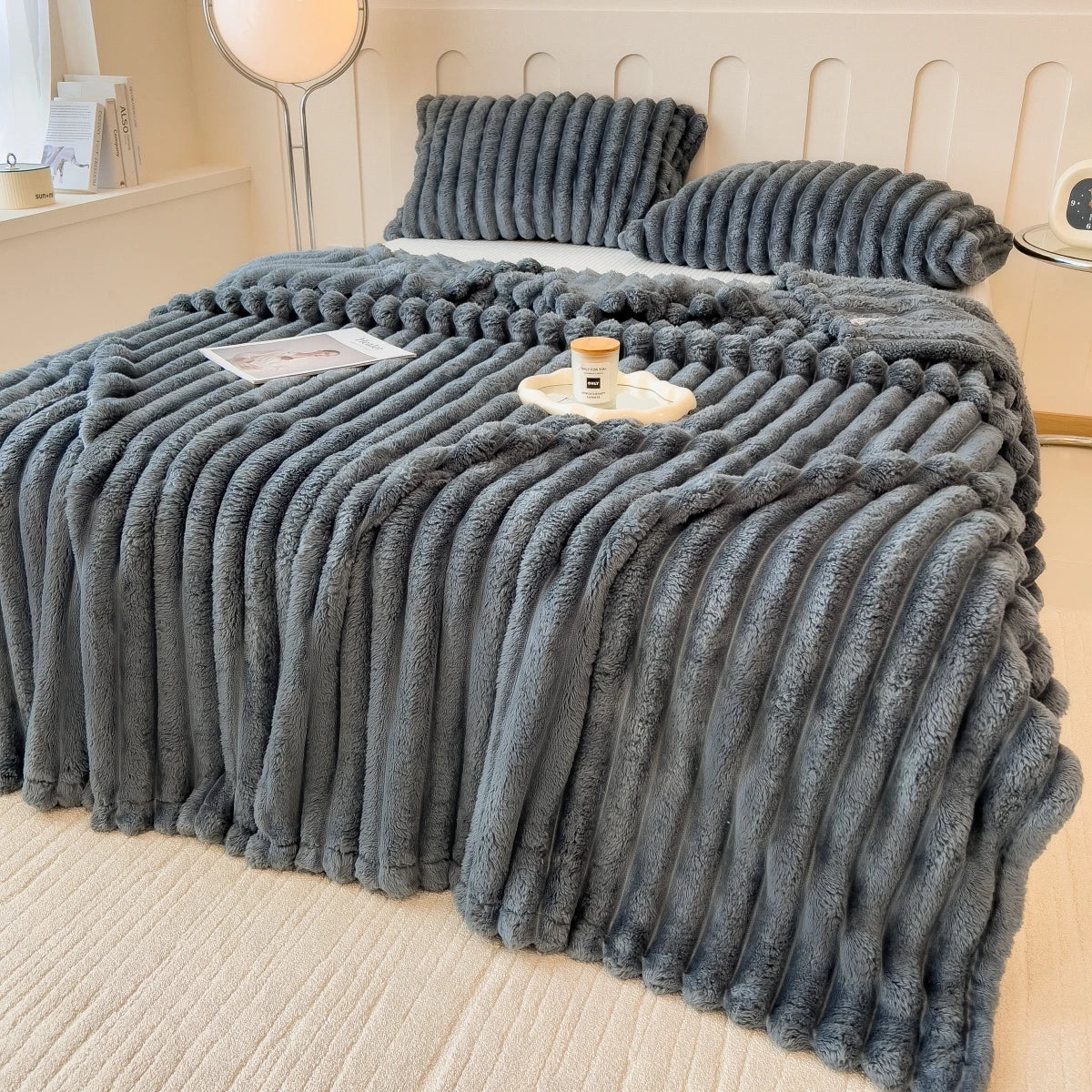 Plaid sherpa ultra-doux gris anthracite — chaleur, texture épaisse et confort parfaits pour canapé, lit ou moments cocooning. Lavable en machine.