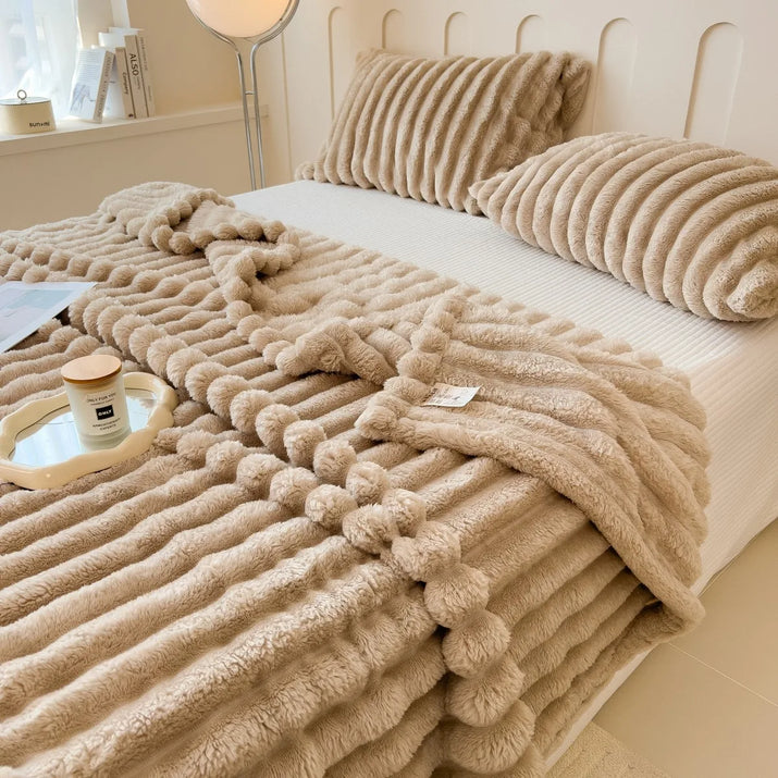 Plaid sherpa ultra-doux beige 150 × 200 cm — chaleur, texture épaisse et confort parfaits pour canapé, lit ou moments cocooning. Lavable en machine.