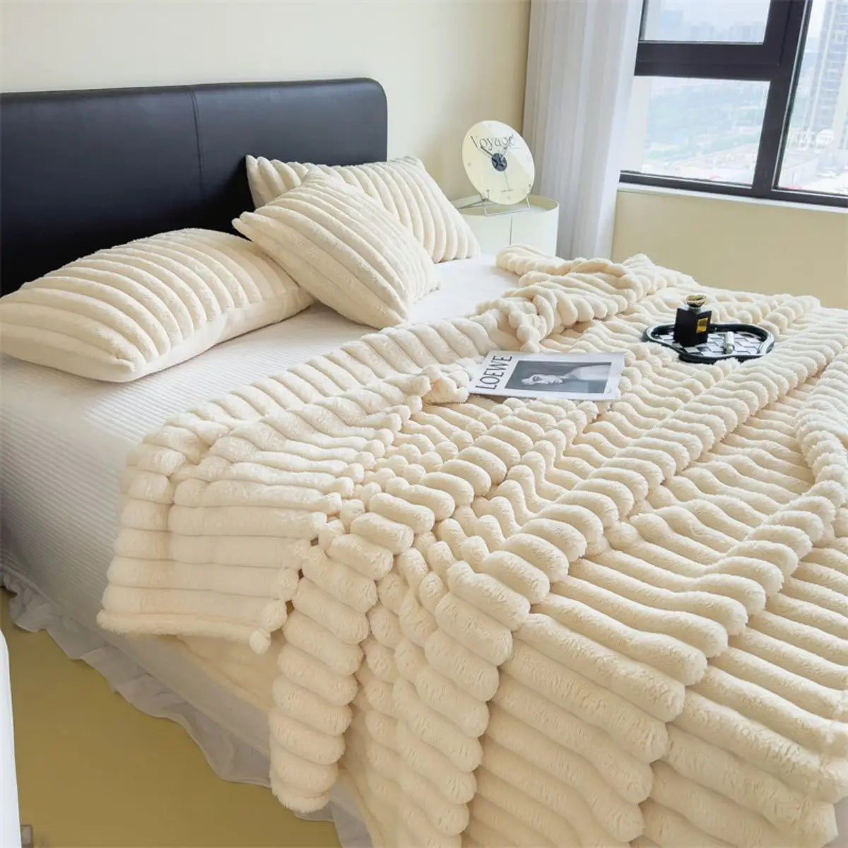 Plaid sherpa ultra-doux blanc 150 × 200 cm — chaleur, texture épaisse et confort parfaits pour canapé, lit ou moments cocooning. Lavable en machine.