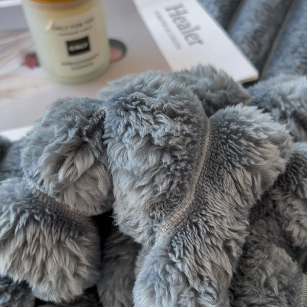 Plaid sherpa ultra-doux gris anthracite  — chaleur, texture épaisse et confort parfaits pour canapé, lit ou moments cocooning. Lavable en machine.