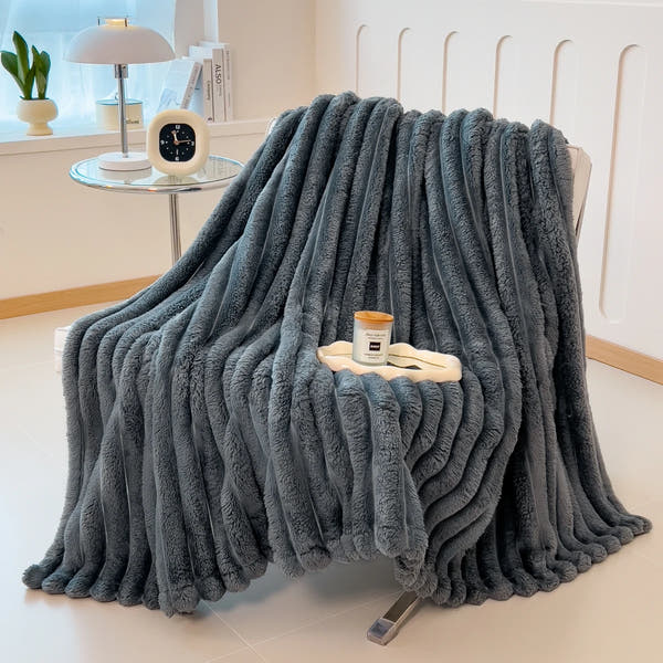 Plaid sherpa ultra-doux gris anthracite 180 × 200 cm — chaleur, texture épaisse et confort parfaits pour canapé, lit ou moments cocooning. Lavable en machine.
