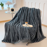 Plaid sherpa ultra-doux gris anthracite 180 × 200 cm — chaleur, texture épaisse et confort parfaits pour canapé, lit ou moments cocooning. Lavable en machine.
