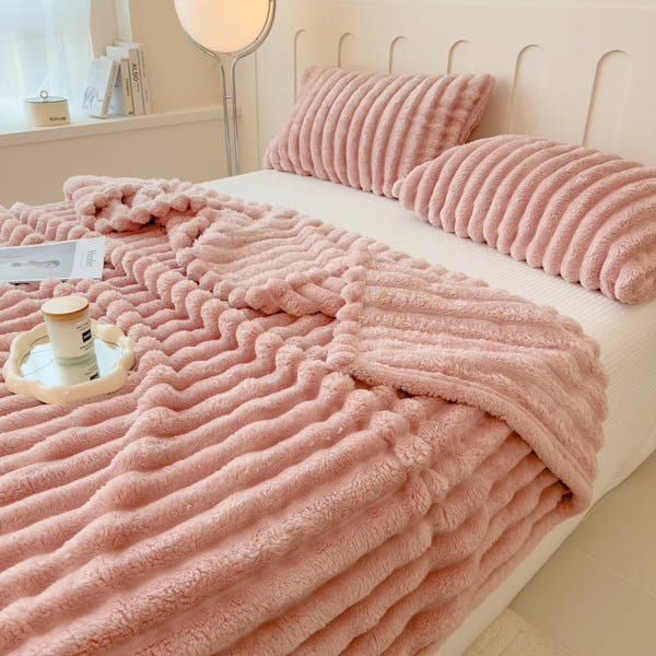Plaid sherpa ultra-doux rose — chaleur, texture épaisse et confort parfaits pour canapé, lit ou moments cocooning. Lavable en machine.