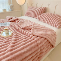 Plaid sherpa ultra-doux rose — chaleur, texture épaisse et confort parfaits pour canapé, lit ou moments cocooning. Lavable en machine.